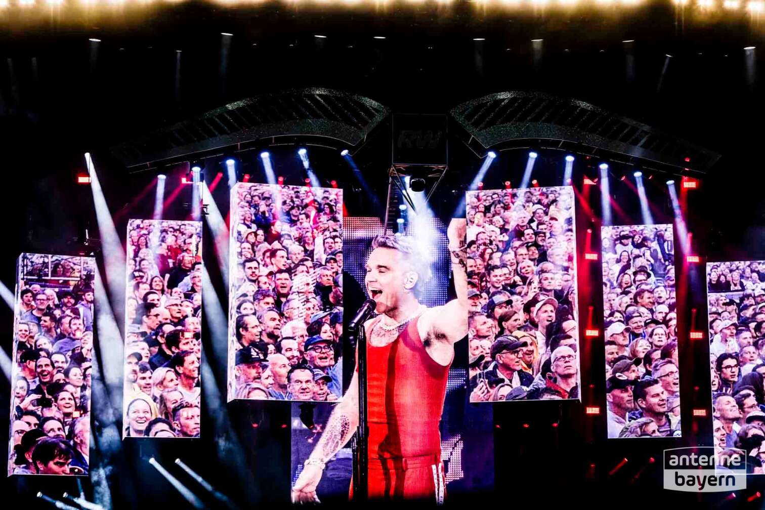 Konzertfoto von Robbie Williams auf seiner Britpop Tour am 26.07.2025 im Olympiastadion München