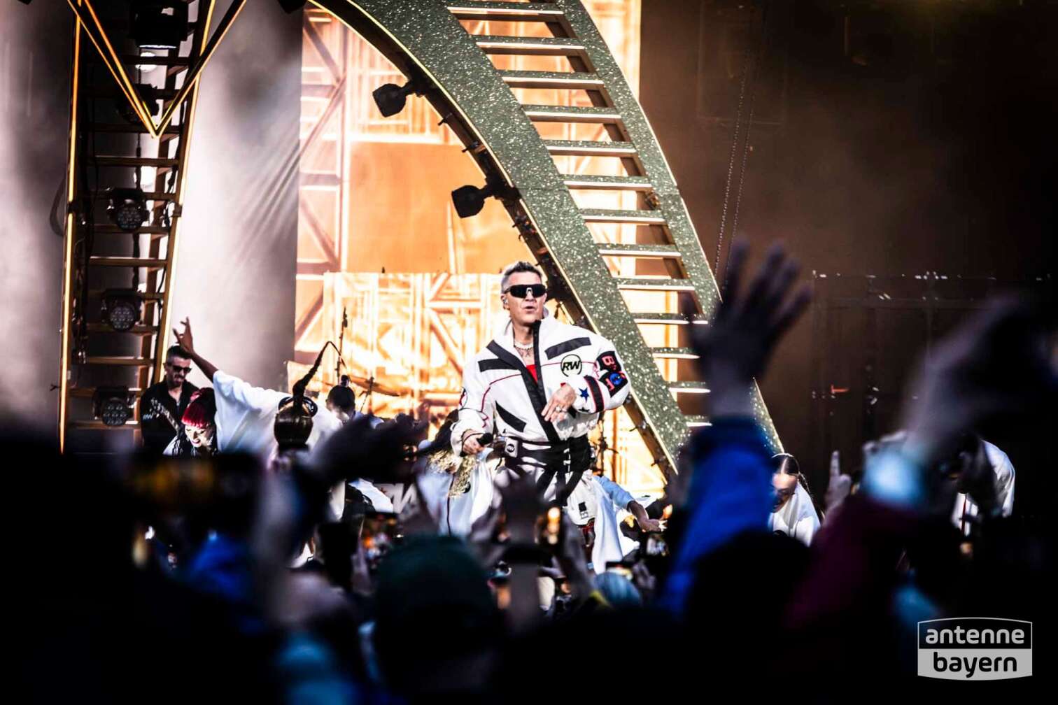 Konzertfoto von Robbie Williams auf seiner Britpop Tour am 26.07.2025 im Olympiastadion München