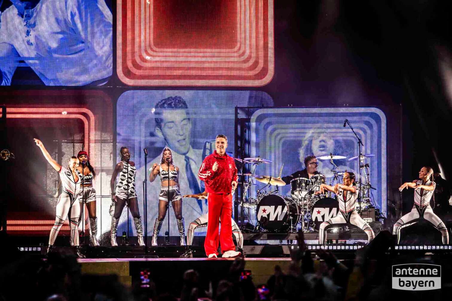 Konzertfoto von Robbie Williams auf seiner Britpop Tour am 26.07.2025 im Olympiastadion München