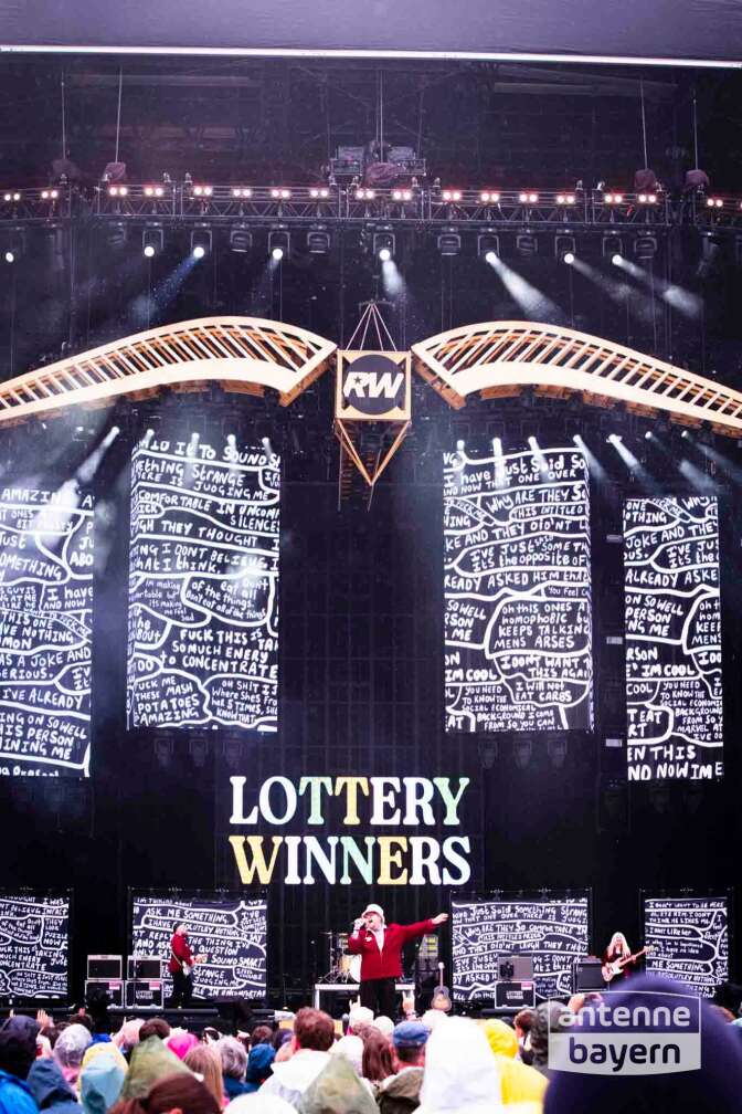 Konzertfoto von Lottery Winners als Vorband bei Robbie Williams am 26.07.2025 im Olympiastadion München