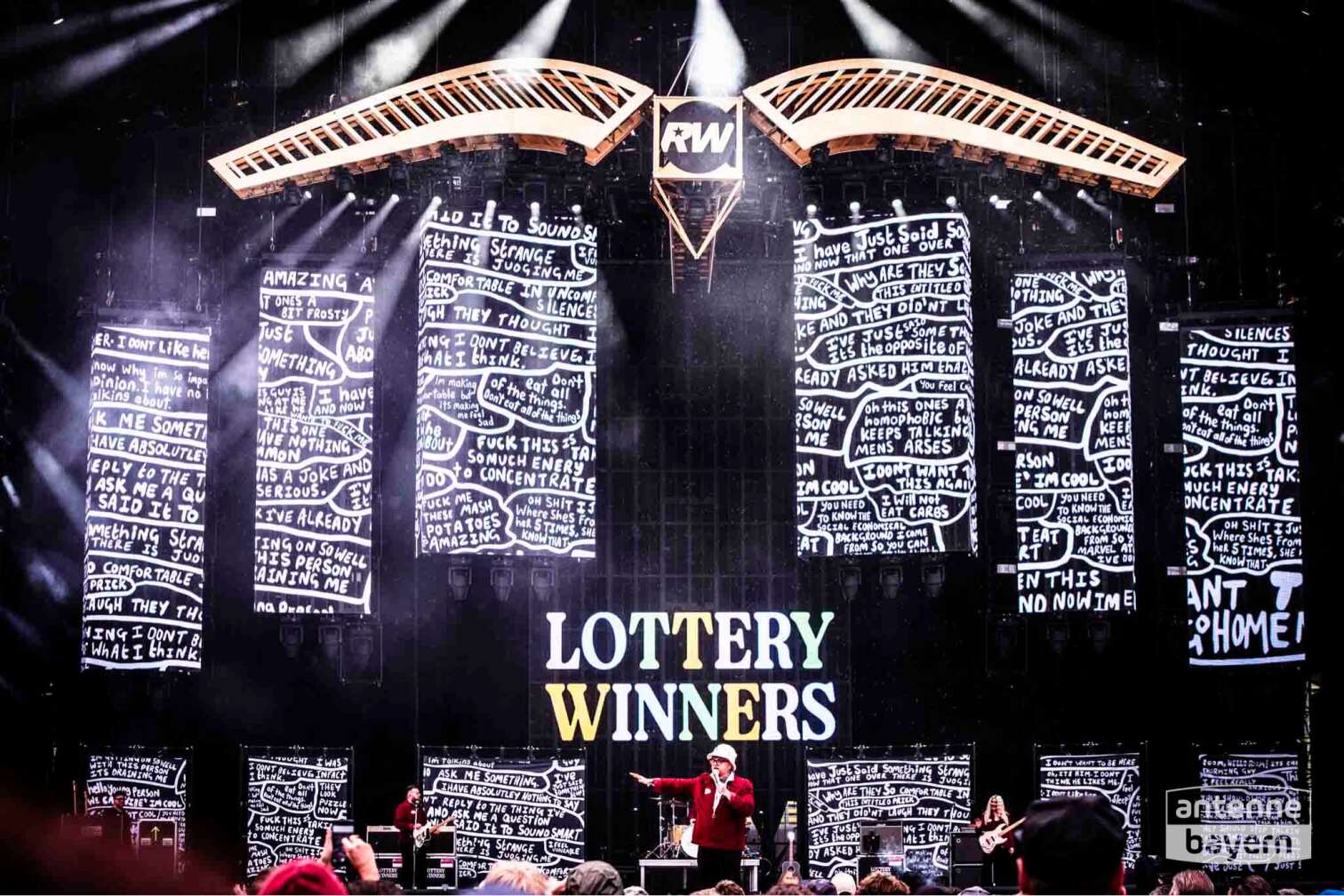 Konzertfoto von Lottery Winners als Vorband bei Robbie Williams am 26.07.2025 im Olympiastadion München