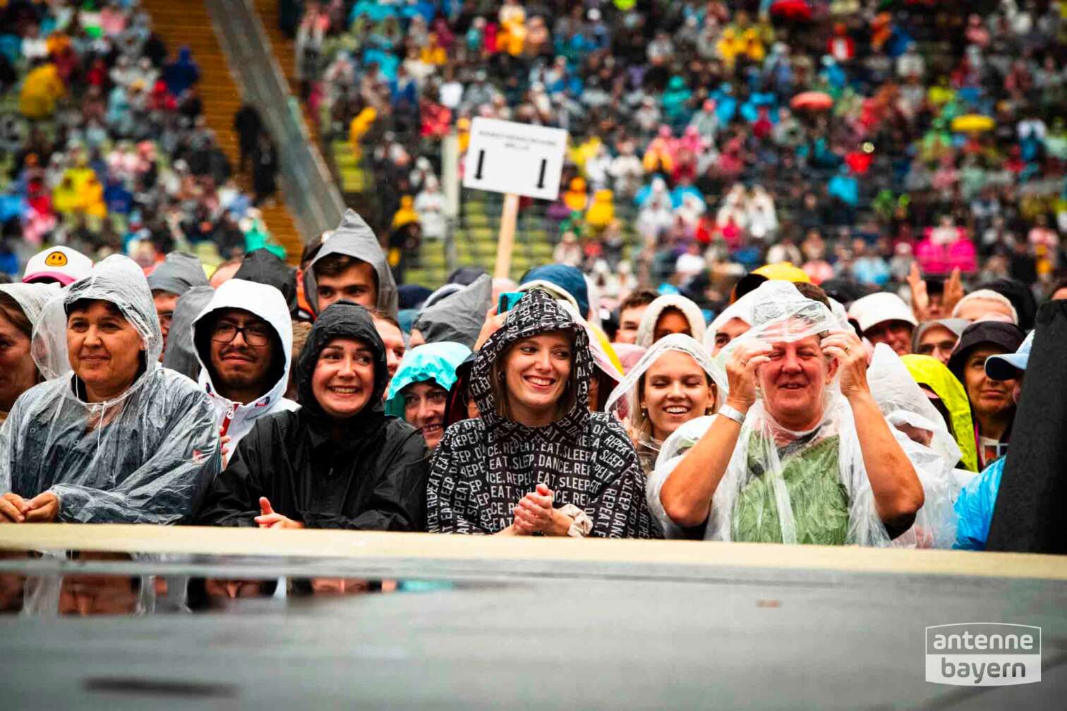 Konzertfoto von Lottery Winners als Vorband bei Robbie Williams am 26.07.2025 im Olympiastadion München