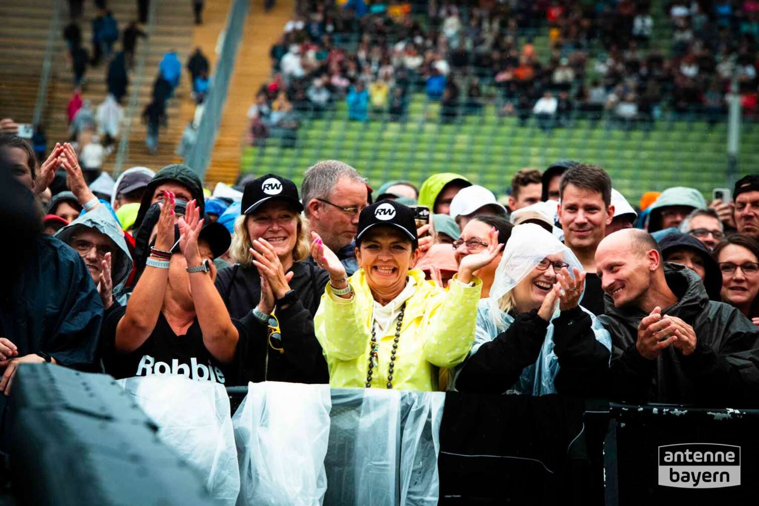 Konzertfoto von Lottery Winners als Vorband bei Robbie Williams am 26.07.2025 im Olympiastadion München