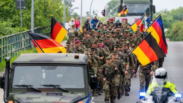 120 Kilometer: Soldaten marschieren in Gedenken an Gefallene