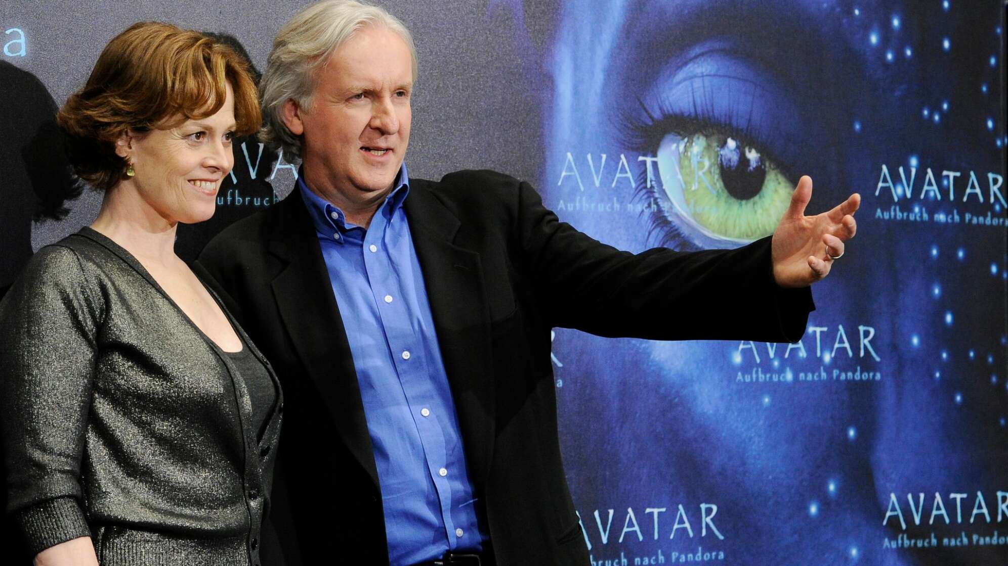 Sigourney Weaver (l) und James Cameron