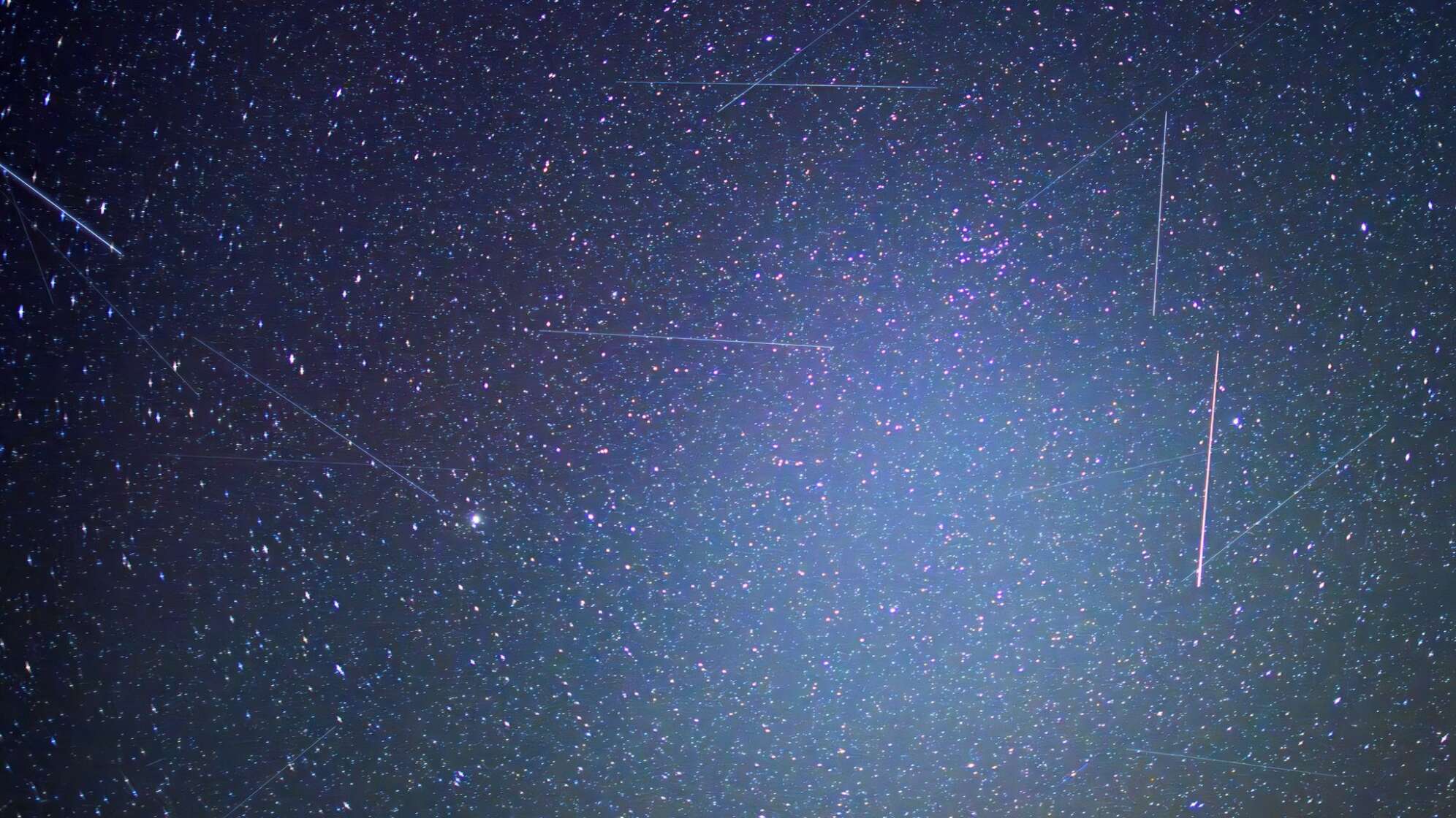 Satelliten-Leuchtspuren am Nachthimmel