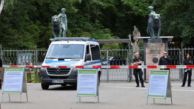 Aktivisten dringen in Tiergarten ein - einige festgeklebt