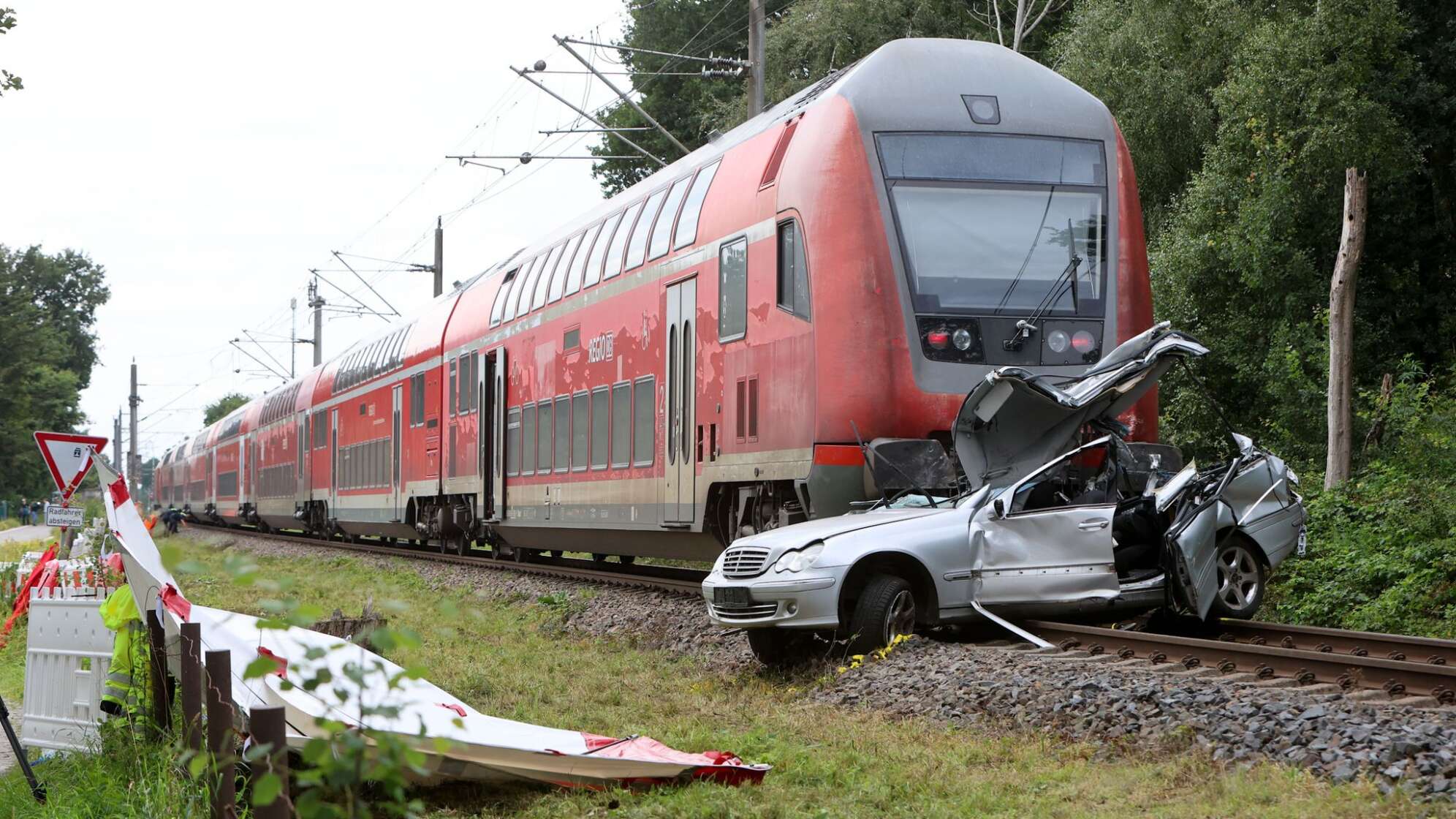 Junge und Mann sterben bei Zusammenstoß von Zug und Auto