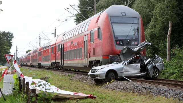Sohn und Vater sterben bei Zusammenstoß von Zug und Auto