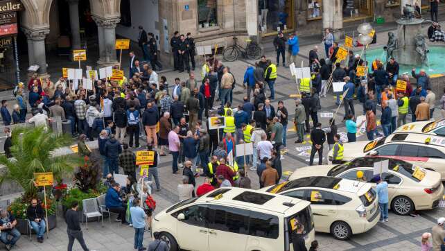 Münchner Taxifahrer demonstrieren erneut vor dem Rathaus