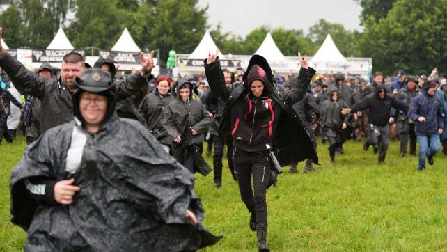 Metalfans nehmen nasses Infield in Wacken ein