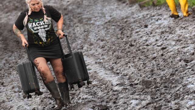 Regenmassen verwandeln Wacken in Schlammfeld
