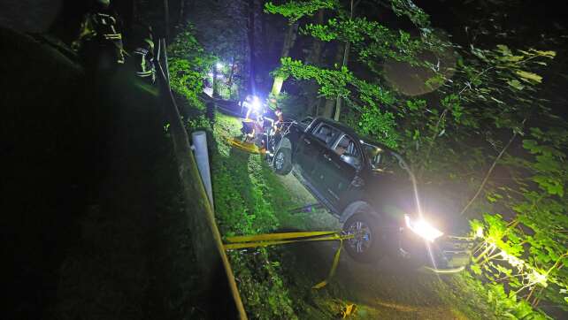 Auto bleibt auf Wanderweg hängen