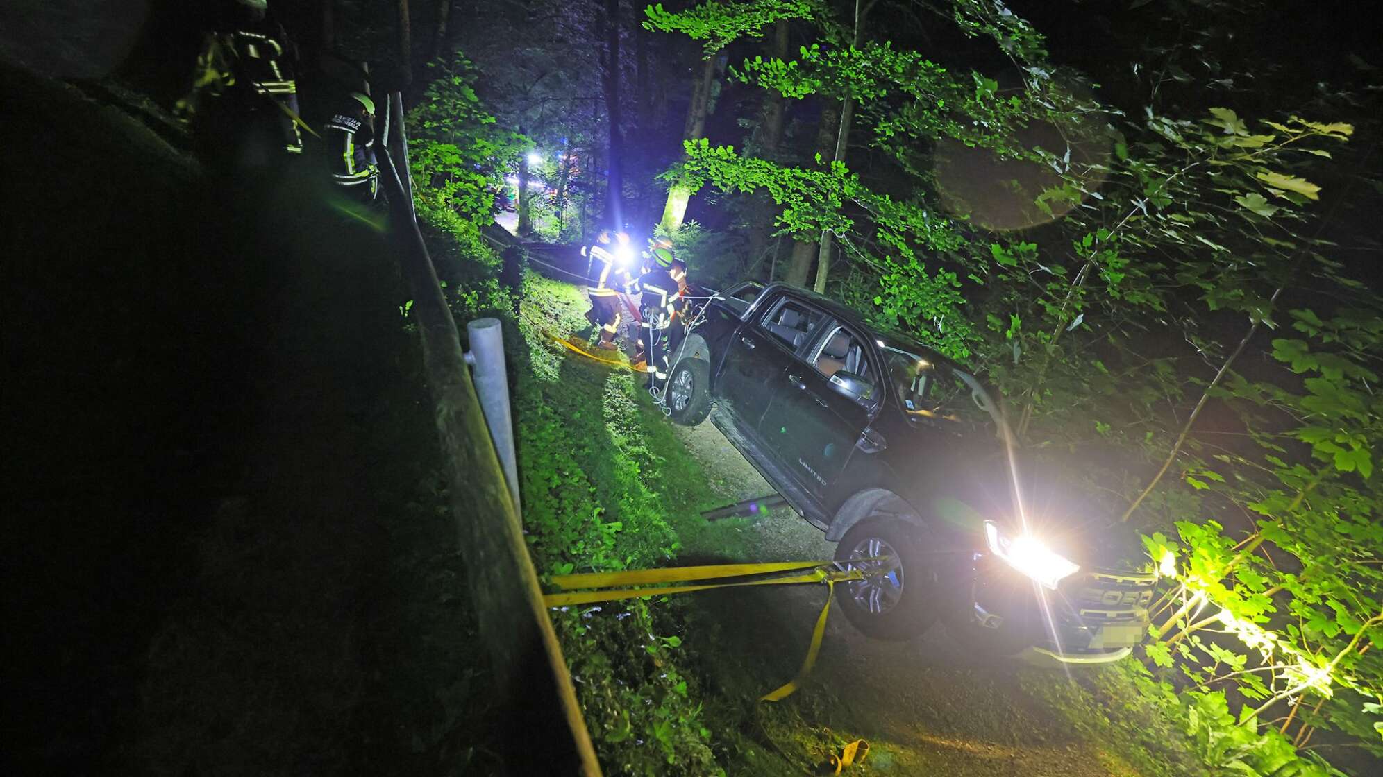 Auto rutscht von Wanderweg ab