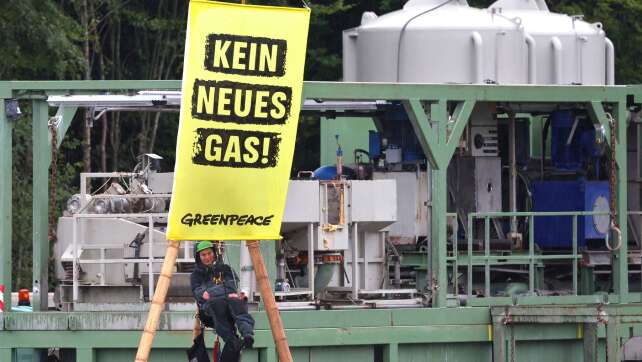 Greenpeace protestiert auf Bohrplatz gegen Gasförderung