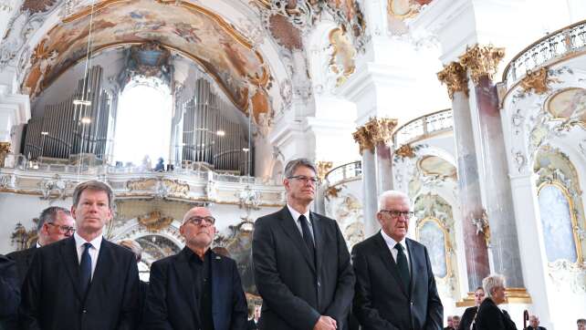 Drei Kerzen und Rosen für Tote - Gedenken nach Zugunglück