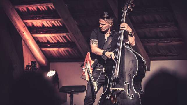Musiker Fenzl spielt auf seinem Kontrabass