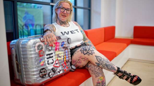 FKK-Swinger-Urlaub mit Stadtrat startet - Mimi ist dabei