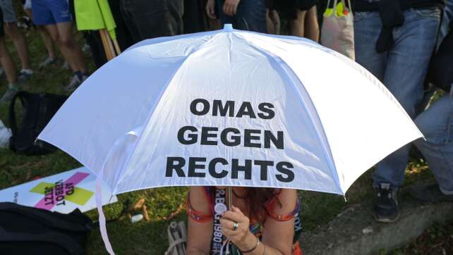 Rund 500 Menschen demonstrieren gegen rechte Demo