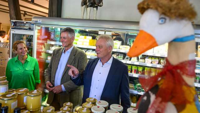 Agrarminister Rainer serviert Gästen wieder Fleisch