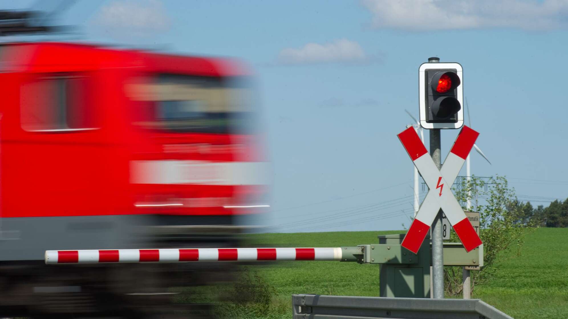 Regionalzug an Bahnübergang