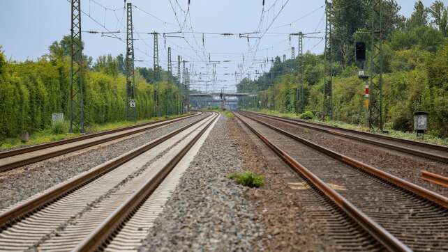 Mann auf Gleisen stoppt Zug und will einsteigen