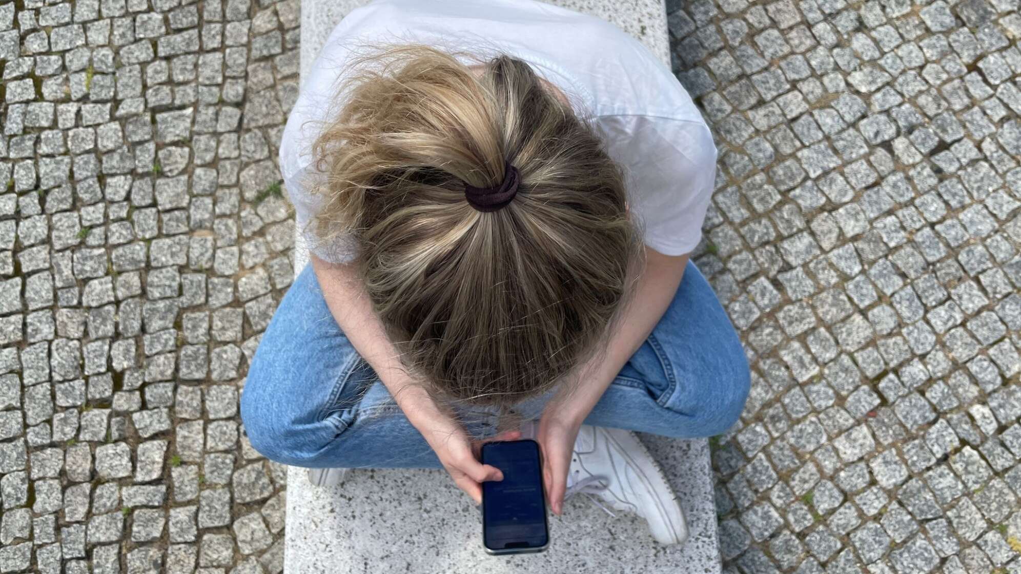 Eine Frau schaut auf ihr Smartphone