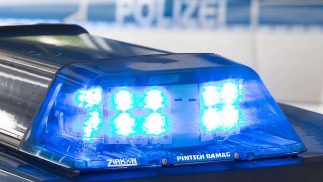 Motorradfahrer prallt gegen Spritzgerät von Traktor