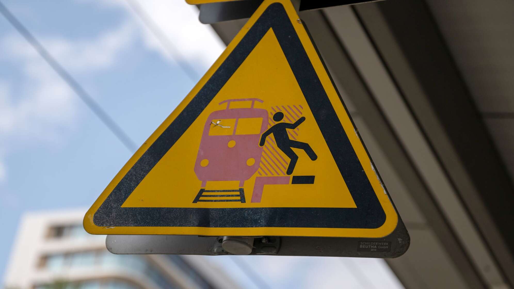 Gefahr durch vorbeifahrende Züge