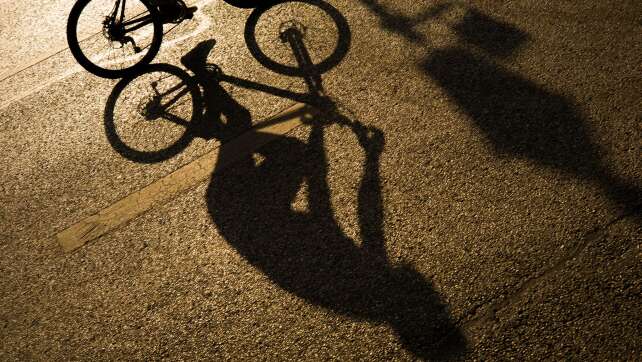 Unbekannte malen Radfahrstreifen auf Straße