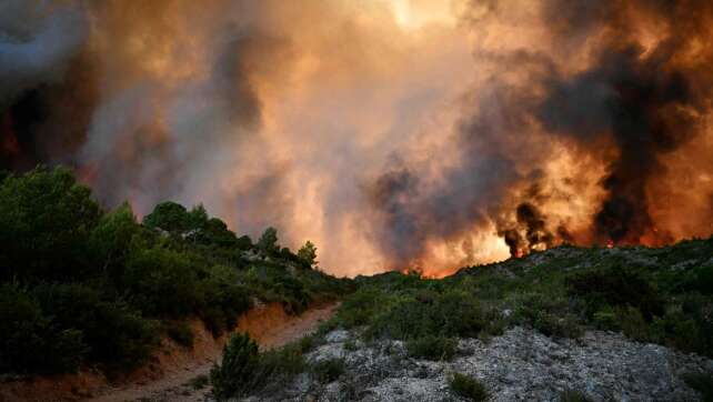 Waldbrand in Südfrankreich: Schwacher Wind hilft Feuerwehr