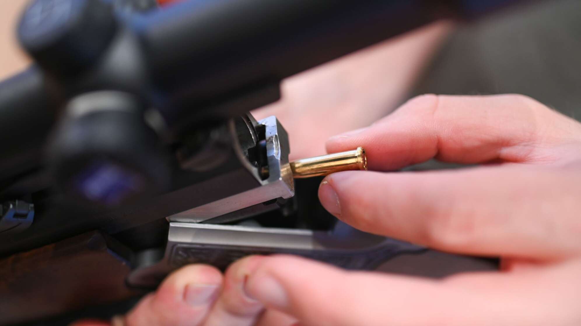 Munitionspatronen und Jagdgewehr