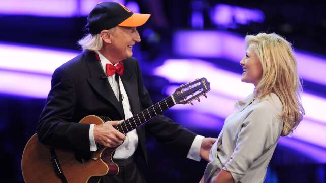 Otto als Oma, Opa und Baby in Video mit Helene Fischer