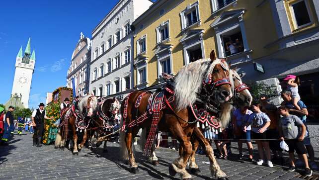 Gäubodenvolksfest beginnt mit Trachtlern und Blasmusik