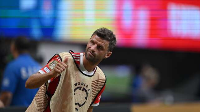 Thomas Müller überrascht mit Schnurrbart im Bayern-Training