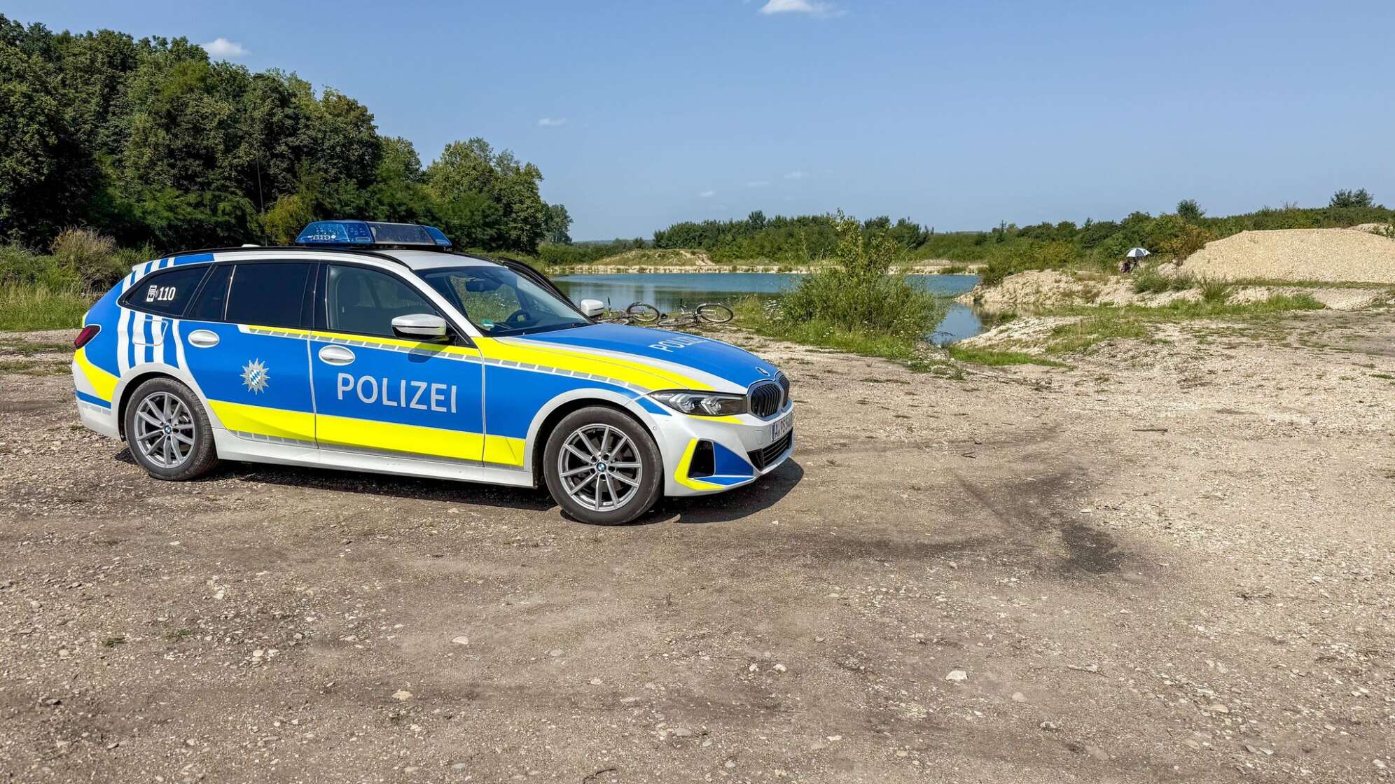 Polizei: Mensch geht in Weiher unter und stirbt