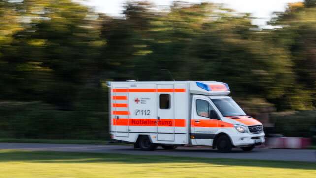 92-Jähriger fährt mit Auto gegen Hauswand - schwer verletzt