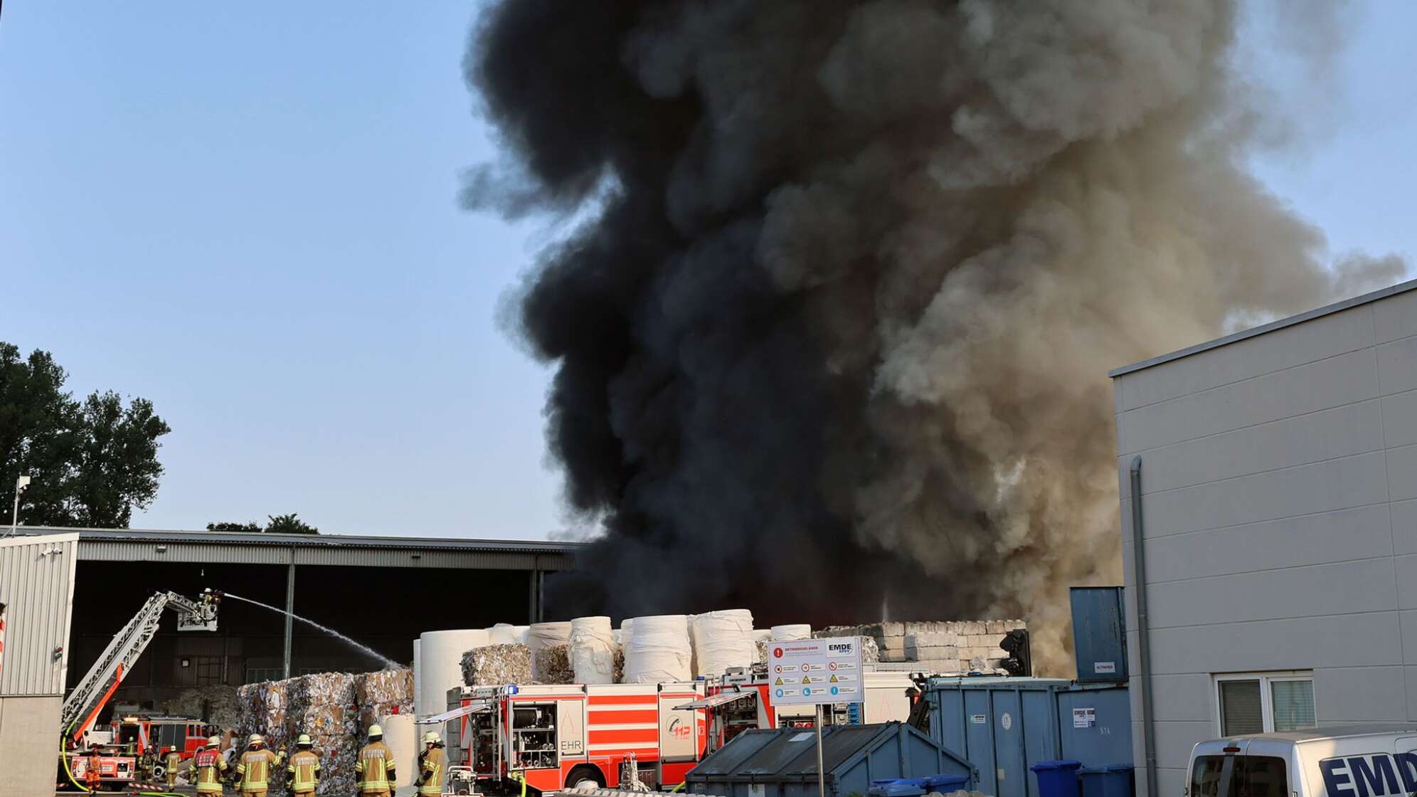 Hohe Rauchwolke nach Brand in Entsorgungsfirma