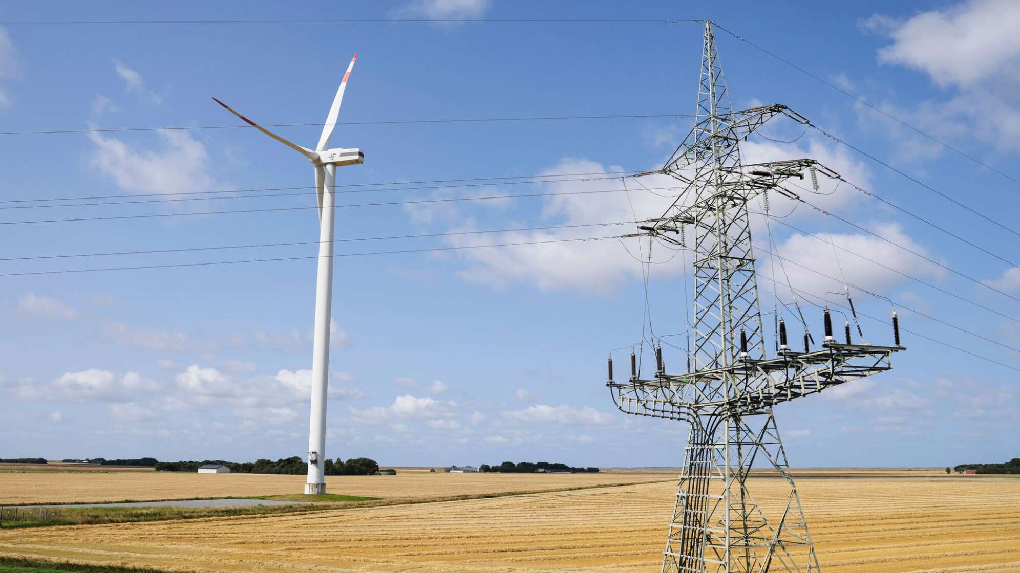 Windrad und Strommast