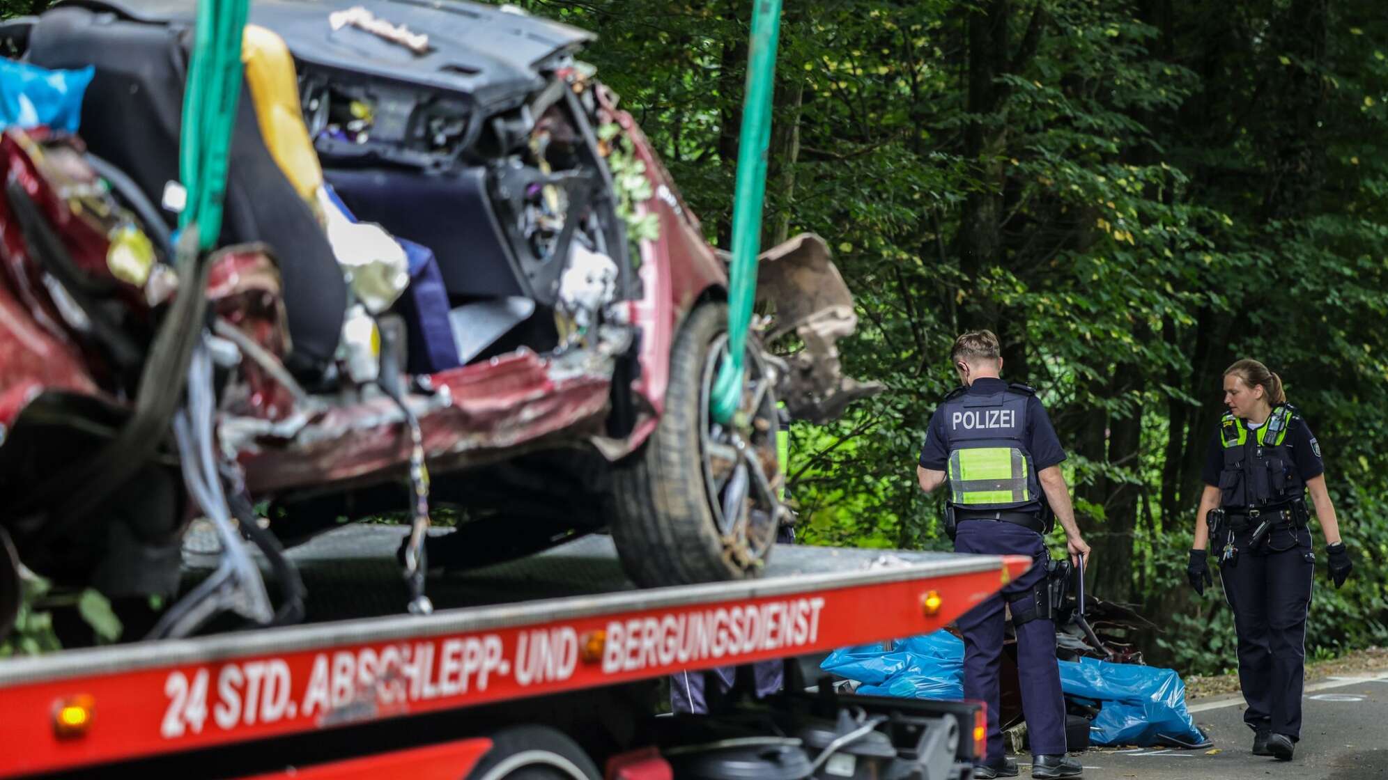Vier junge Menschen sterben bei Autounfall