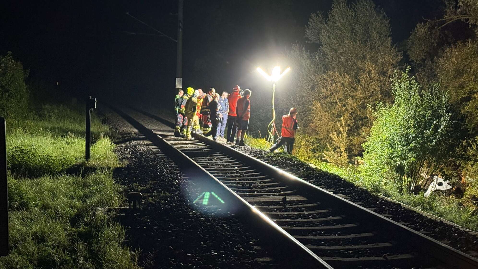 Zug und Auto kollidieren: Zwei 23-Jährige sterben