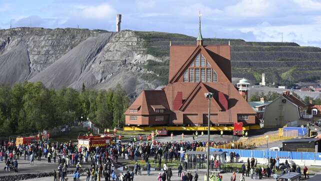 Spektakel in Schweden: Historische Holzkirche zieht um