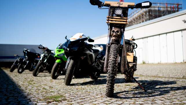 Polizei stellt Motorräder und Bargeld im Rockermilieu sicher