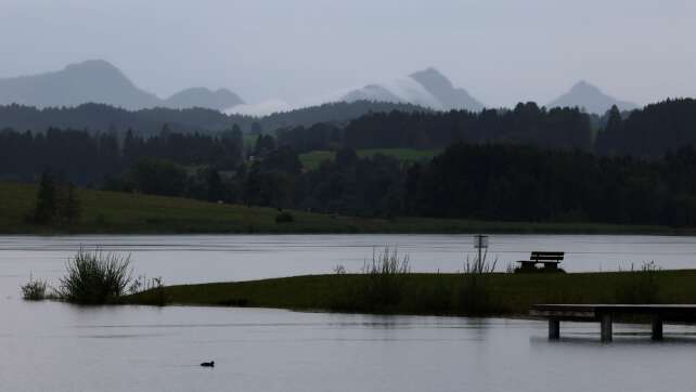 Regen und Gewitter im Süden Bayerns - teils Starkregen