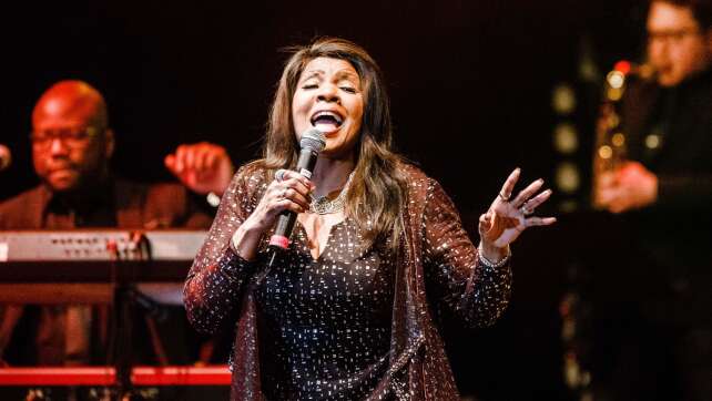 Gloria Gaynor wohnt in einer Art Golden-Girls-WG