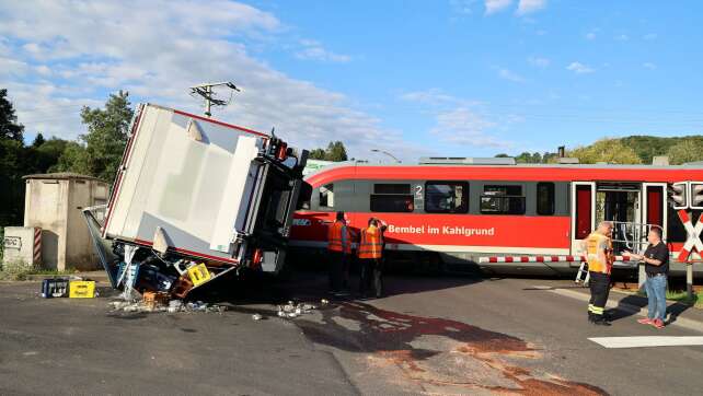 Zwei Zusammenstöße zwischen Zügen und Lastwagen in Bayern