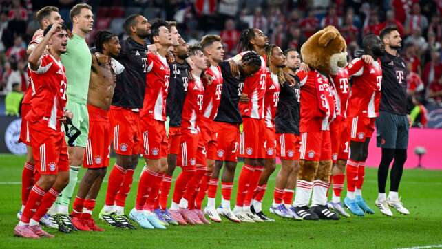 Die Bayern rollen los und feiern mit einem Bosse-Handschlag