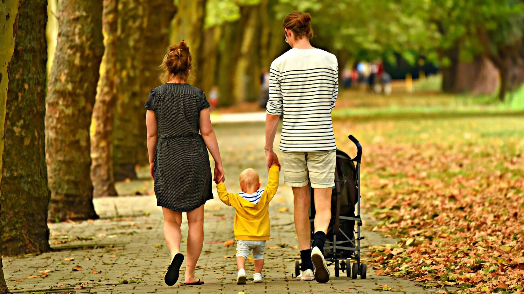 Familie geht spazieren