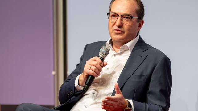 Dobrindt verteidigt Kurs bei Aufnahme von Afghanen
