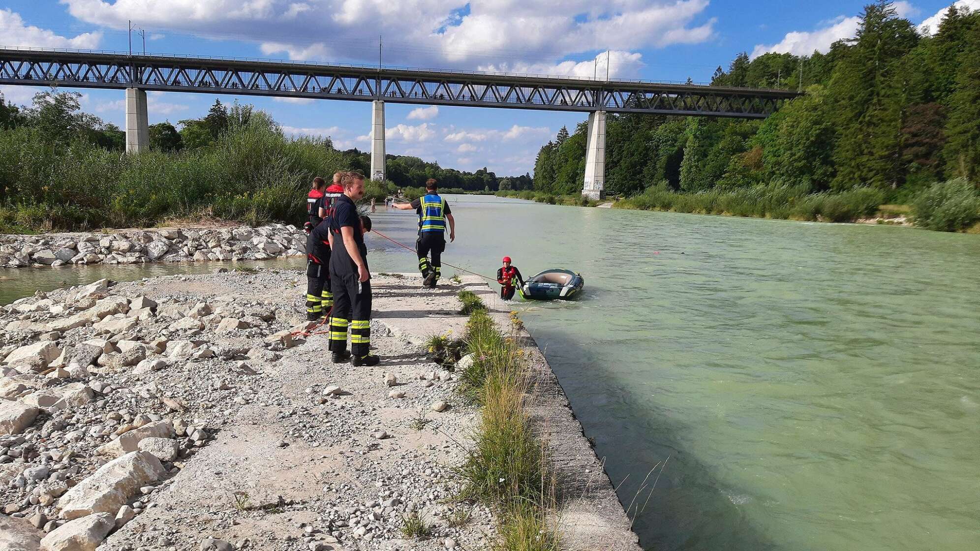 Schlauchboot kentert auf der Isar - eine Verletzte